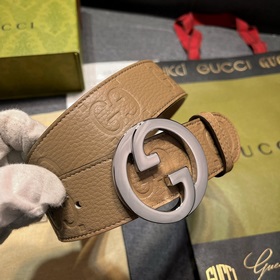 Новая модель в коллекции Gucci привлекает внимание благодаря соче