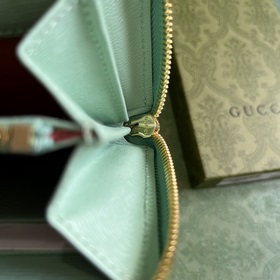 Длинный кошелек с логотипом Gucci, выполненным рукописным шрифтом