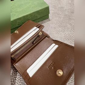 Весенняя и летняя коллекция — черный, белый и коричневый. Новинка