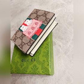 Новинка от Gucci! Карман для карт с камуфляжным рисунком и кожа и