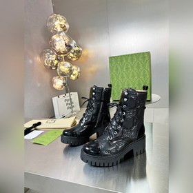 Gucci, новейшая модель ботинок с полумазочными пряжкамиз осенне-з