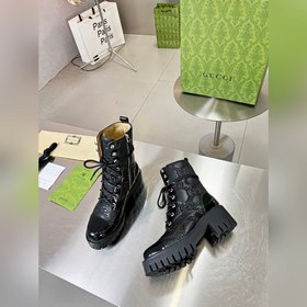 Gucci, новейшая модель ботинок с полумазочными пряжкамиз осенне-з