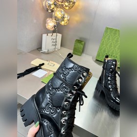 Gucci, новейшая модель ботинок с полумазочными пряжкамиз осенне-з