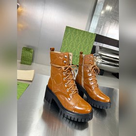 Gucci, новейшая модель ботинок с полумазочными пряжкамиз осенне-з