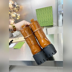 Gucci, новейшая модель ботинок с полумазочными пряжкамиз осенне-з