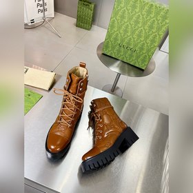 Gucci, новейшая модель ботинок с полумазочными пряжкамиз осенне-з