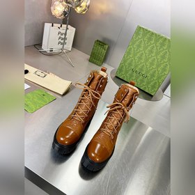 Gucci, новейшая модель ботинок с полумазочными пряжкамиз осенне-з