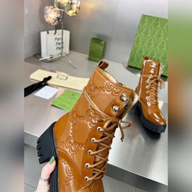 Gucci, новейшая модель ботинок с полумазочными пряжкамиз осенне-з