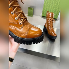 Gucci, новейшая модель ботинок с полумазочными пряжкамиз осенне-з