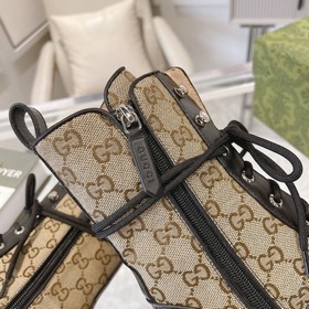 Gucci, новейшая модель ботинок с полумазочными пряжкамиз осенне-з