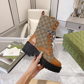 Gucci, новейшая модель ботинок с полумазочными пряжкамиз осенне-з
