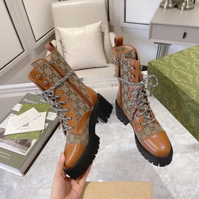 Gucci, новейшая модель ботинок с полумазочными пряжкамиз осенне-з