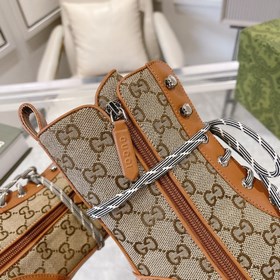 Gucci, новейшая модель ботинок с полумазочными пряжкамиз осенне-з