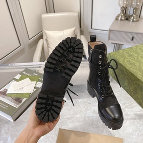 Gucci, новейшая модель ботинок с полумазочными пряжкамиз осенне-з