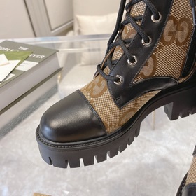 Gucci, новейшая модель ботинок с полумазочными пряжкамиз осенне-з