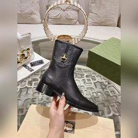 Gucci, новейшая модель ботинок с полумазочными пряжкамиз осенне-з