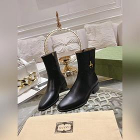 Gucci, новейшая модель ботинок с полумазочными пряжкамиз осенне-з