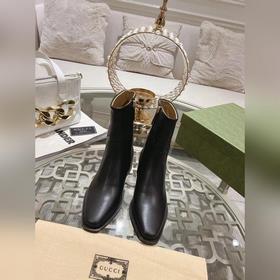 Gucci, новейшая модель ботинок с полумазочными пряжкамиз осенне-з