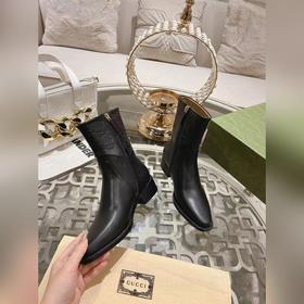 Gucci, новейшая модель ботинок с полумазочными пряжкамиз осенне-з