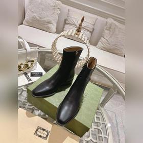 Gucci, новейшая модель ботинок с полумазочными пряжкамиз осенне-з