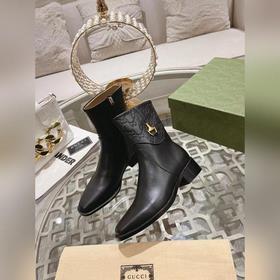 Gucci, новейшая модель ботинок с полумазочными пряжкамиз осенне-з