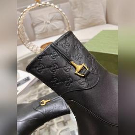 Gucci, новейшая модель ботинок с полумазочными пряжкамиз осенне-з