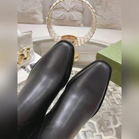 Gucci, новейшая модель ботинок с полумазочными пряжкамиз осенне-з