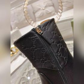 Gucci, новейшая модель ботинок с полумазочными пряжкамиз осенне-з