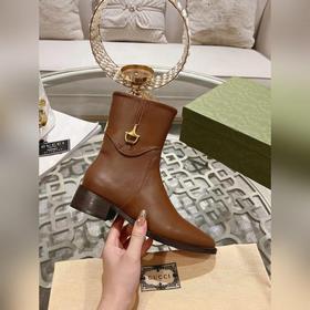 Gucci, новейшая модель ботинок с полумазочными пряжкамиз осенне-з