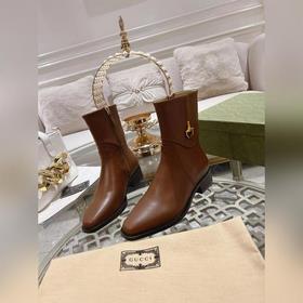 Gucci, новейшая модель ботинок с полумазочными пряжкамиз осенне-з