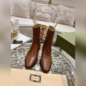 Gucci, новейшая модель ботинок с полумазочными пряжкамиз осенне-з