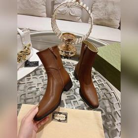 Gucci, новейшая модель ботинок с полумазочными пряжкамиз осенне-з