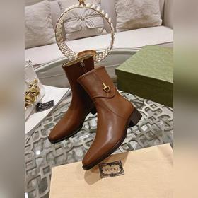 Gucci, новейшая модель ботинок с полумазочными пряжкамиз осенне-з