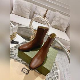 Gucci, новейшая модель ботинок с полумазочными пряжкамиз осенне-з