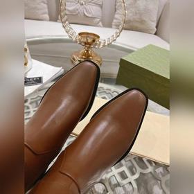 Gucci, новейшая модель ботинок с полумазочными пряжкамиз осенне-з