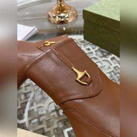 Gucci, новейшая модель ботинок с полумазочными пряжкамиз осенне-з