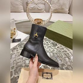Gucci, новейшая модель ботинок с полумазочными пряжкамиз осенне-з