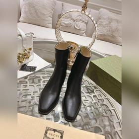 Gucci, новейшая модель ботинок с полумазочными пряжкамиз осенне-з