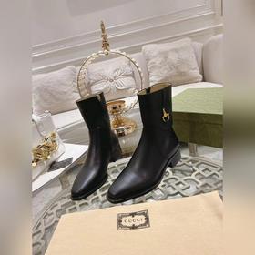 Gucci, новейшая модель ботинок с полумазочными пряжкамиз осенне-з