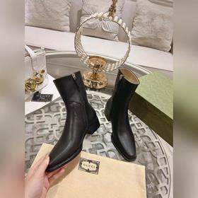 Gucci, новейшая модель ботинок с полумазочными пряжкамиз осенне-з