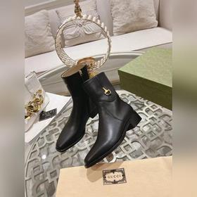 Gucci, новейшая модель ботинок с полумазочными пряжкамиз осенне-з