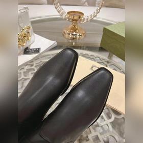 Gucci, новейшая модель ботинок с полумазочными пряжкамиз осенне-з