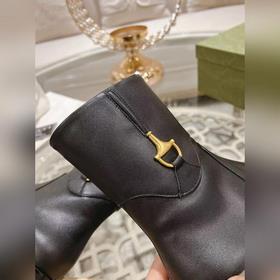 Gucci, новейшая модель ботинок с полумазочными пряжкамиз осенне-з