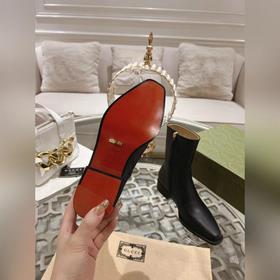 Gucci, новейшая модель ботинок с полумазочными пряжкамиз осенне-з