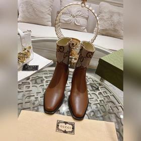 Gucci, новейшая модель ботинок с полумазочными пряжкамиз осенне-з
