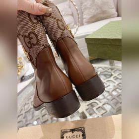 Gucci, новейшая модель ботинок с полумазочными пряжкамиз осенне-з