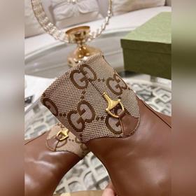 Gucci, новейшая модель ботинок с полумазочными пряжкамиз осенне-з