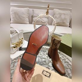 Gucci, новейшая модель ботинок с полумазочными пряжкамиз осенне-з