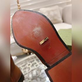 Gucci, новейшая модель ботинок с полумазочными пряжкамиз осенне-з