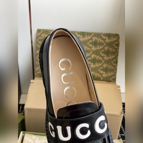 Gucci Новая модель с логотипом виде волны, цветочным узором и тол